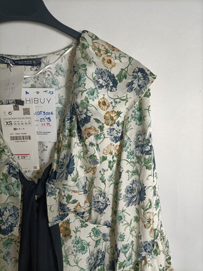 ZARA. Blusa flores y volante T.xs