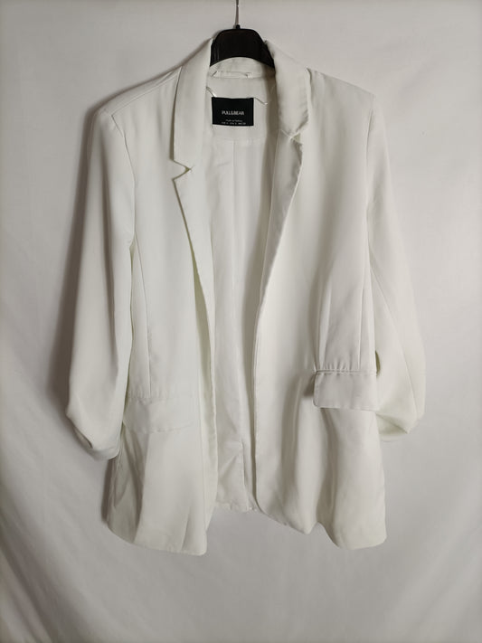 PULL&BEAR.Blazer fina blanca T.l