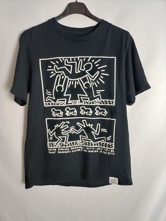 UNIQLO. Camiseta negra "Keit Karing" T.s