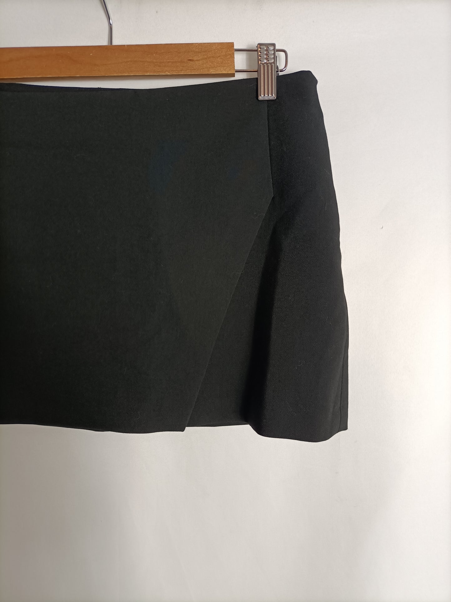 PULL&BEAR.Falda corta negra T.s