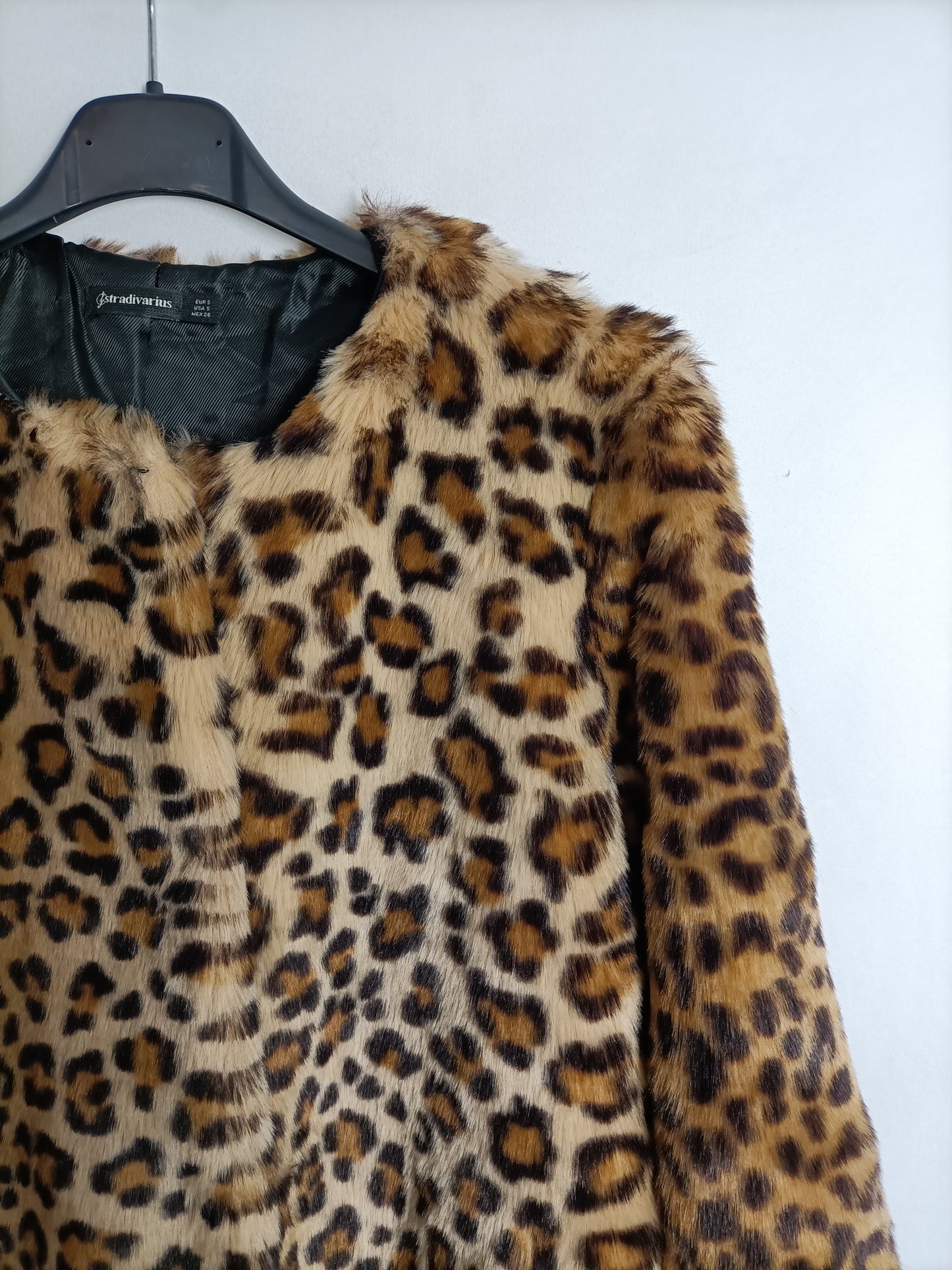 STRADIVARIUS. Abrigo pelo print T.s