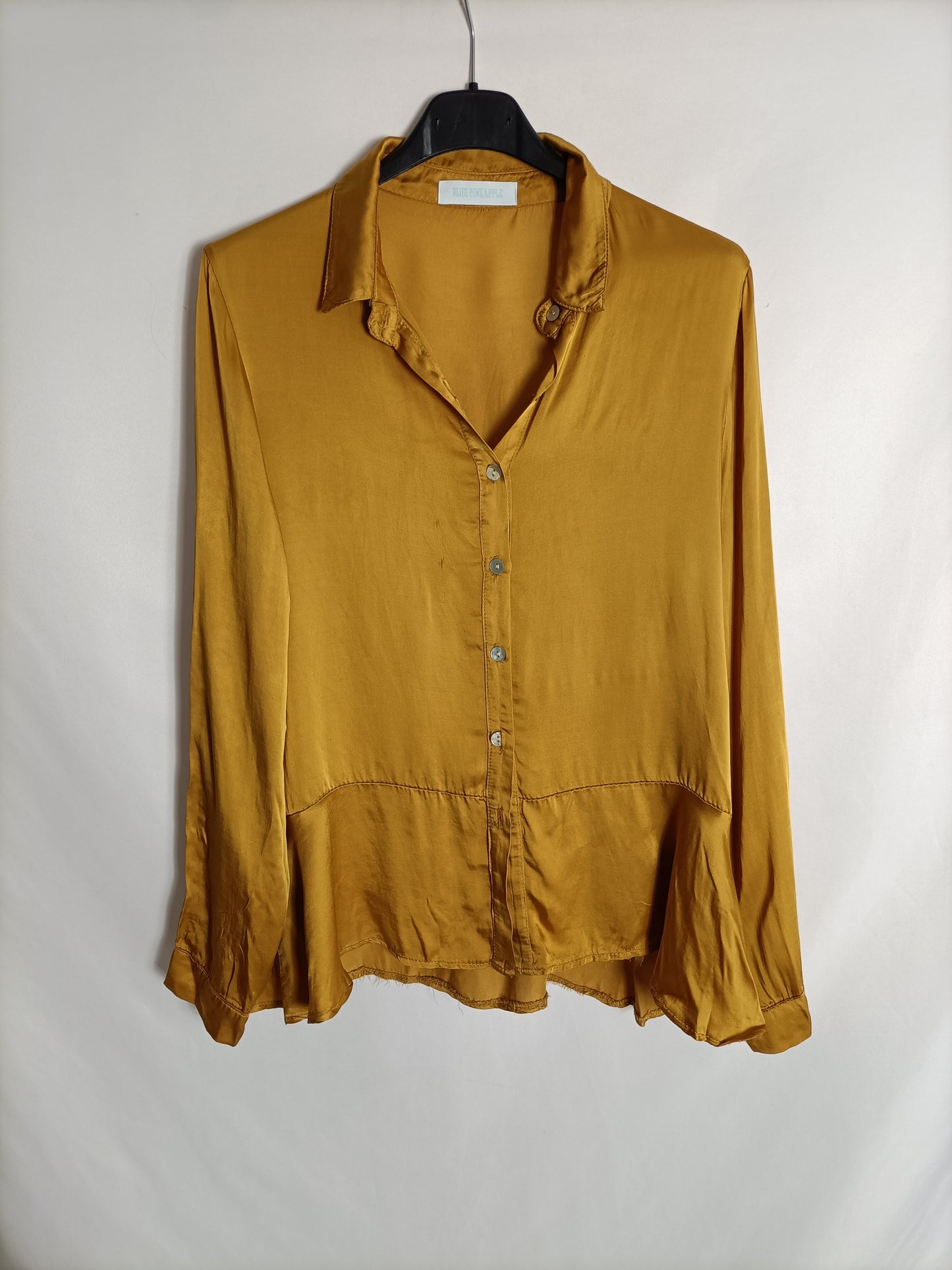 BLUE PINEAPPLE. Blusa satinada mostaza T.u(s)