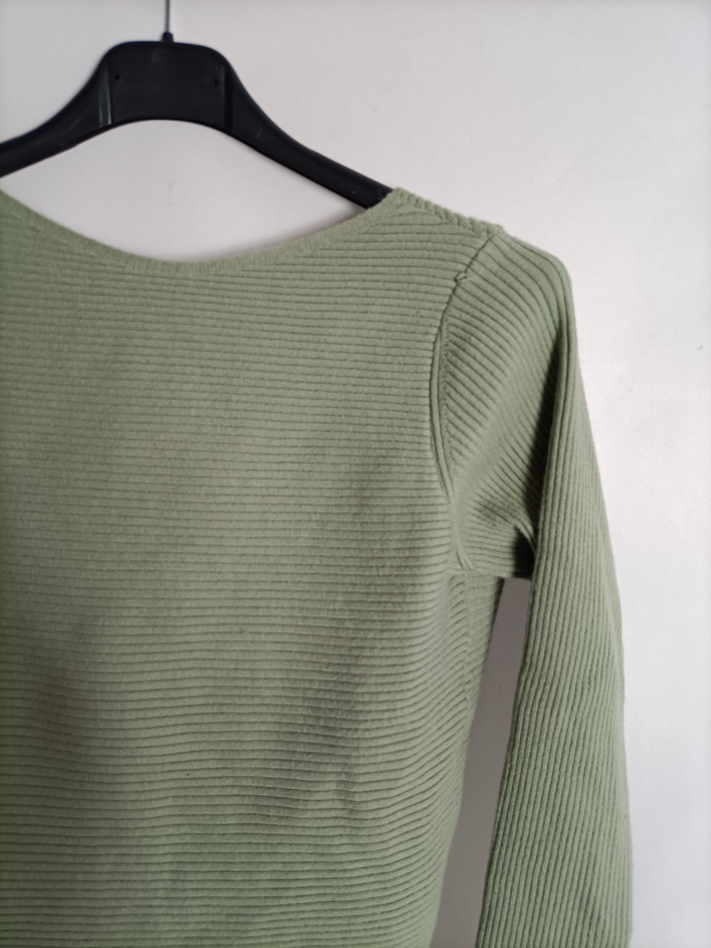 MANGO. Green ribbed Ts sweater