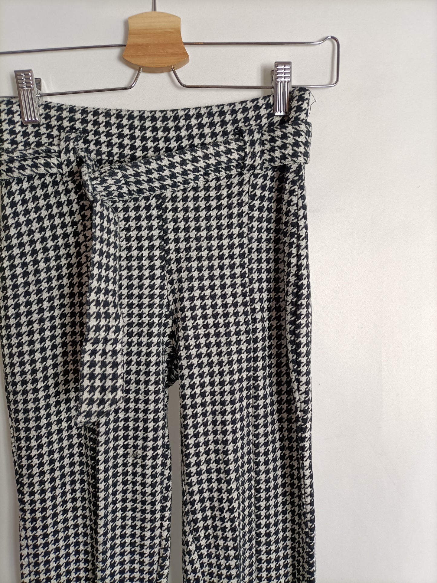 BERSHKA. Pantalón pata de gallo T.s