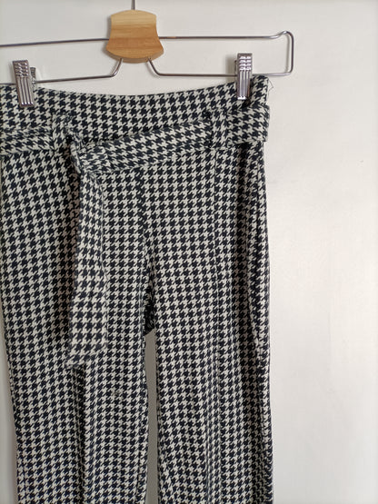 BERSHKA. Pantalón pata de gallo T.s