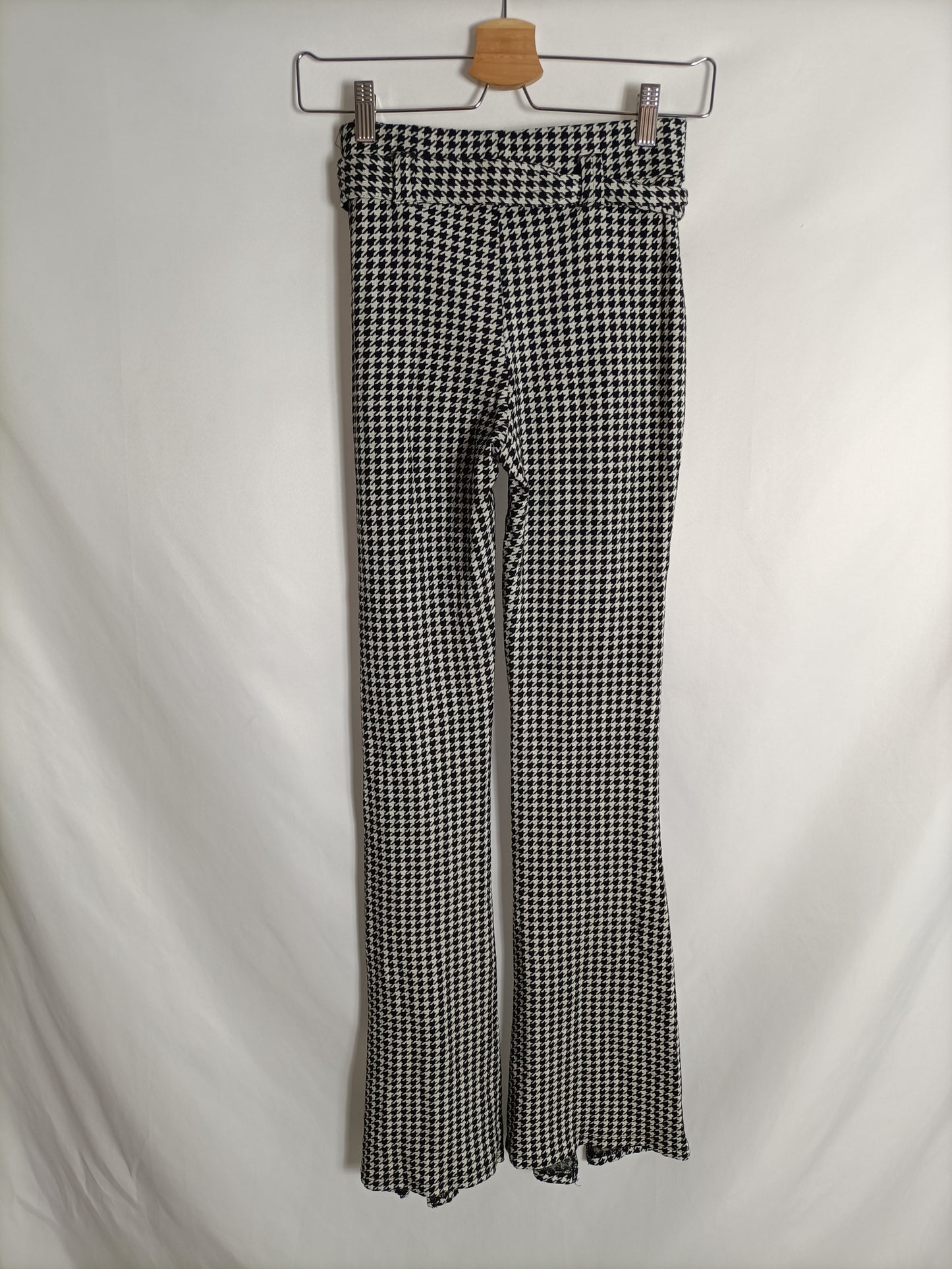 BERSHKA. Pantalón pata de gallo T.s