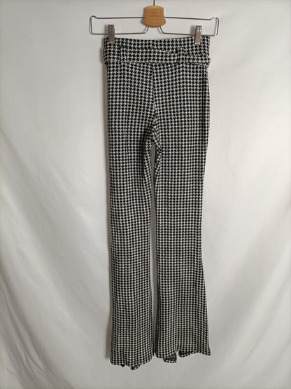 BERSHKA. Pantalón pata de gallo T.s