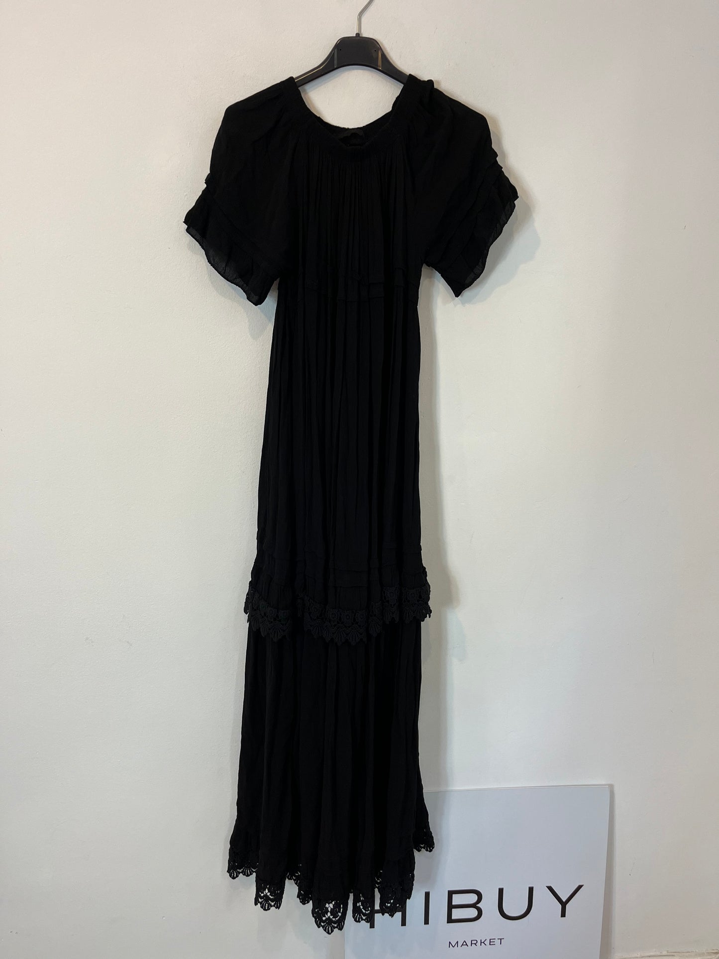 OTRAS. Vestido negro largo detalles bordados. T S