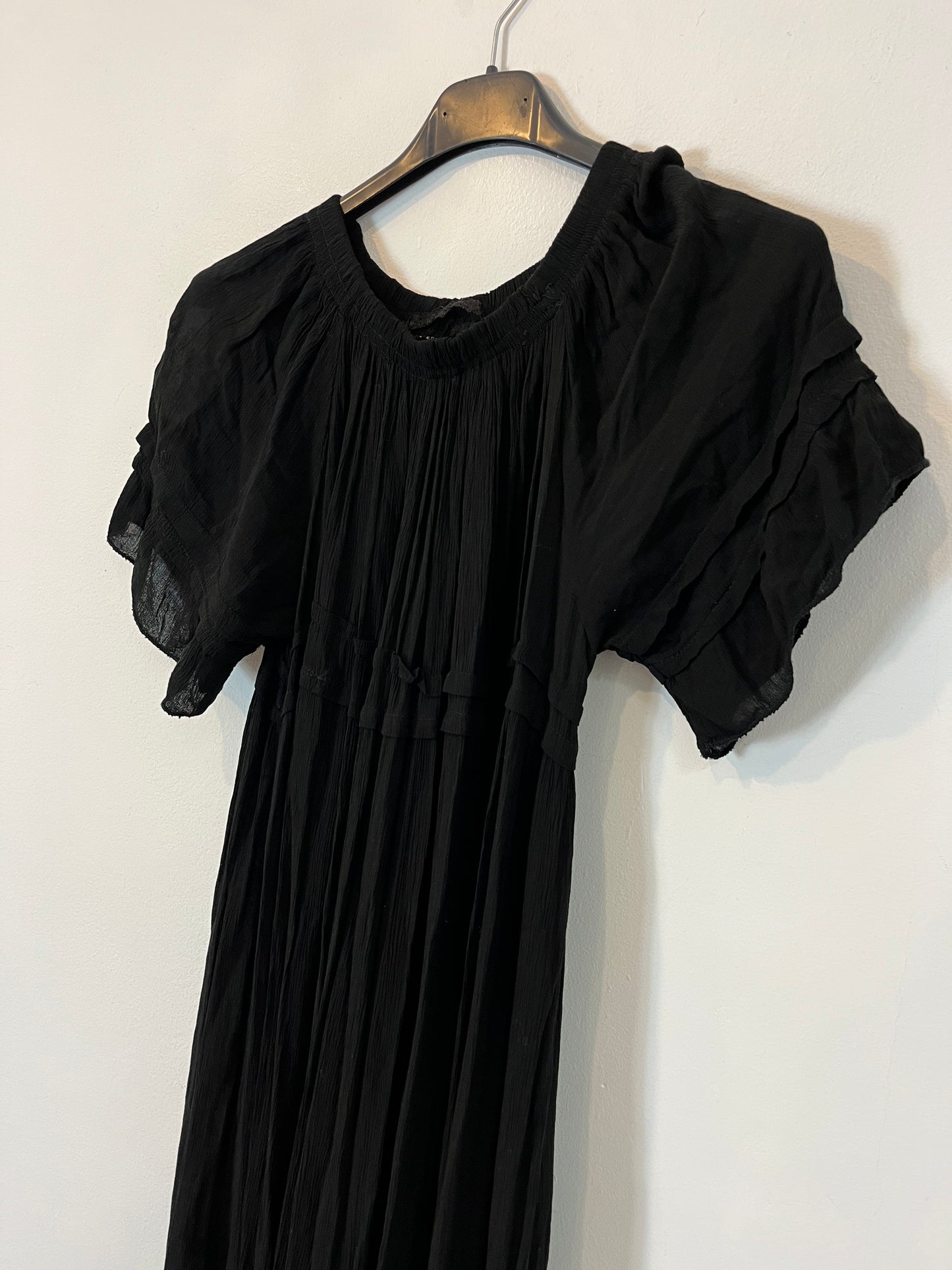 OTRAS. Vestido negro largo detalles bordados. T S