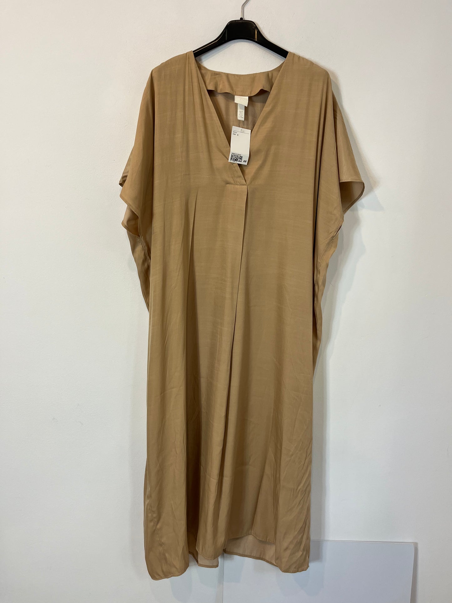 H&M. Vestido beige tostado satinado. T S
