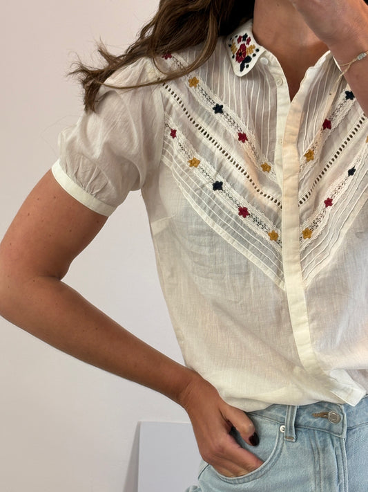SÉZANE. Blusa blanca flores bordadas. T 38