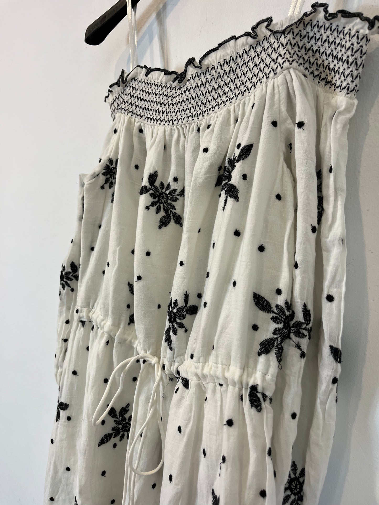 ZARA. Vestido blanco detalles bordados. T XS