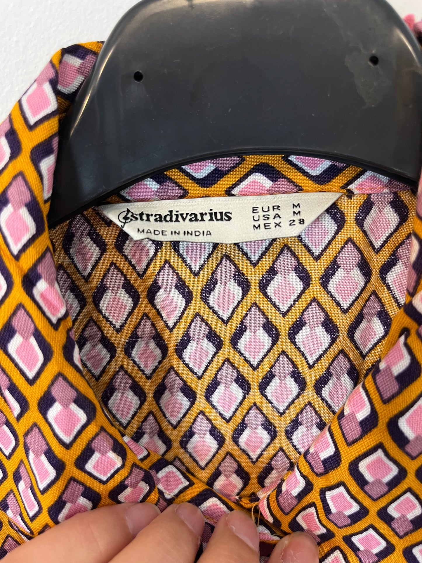 STRADIVARIUS. Vestido camisero estampado geométrico. T M