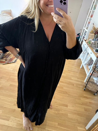 H&M. vestido negro abotonado T.3xl