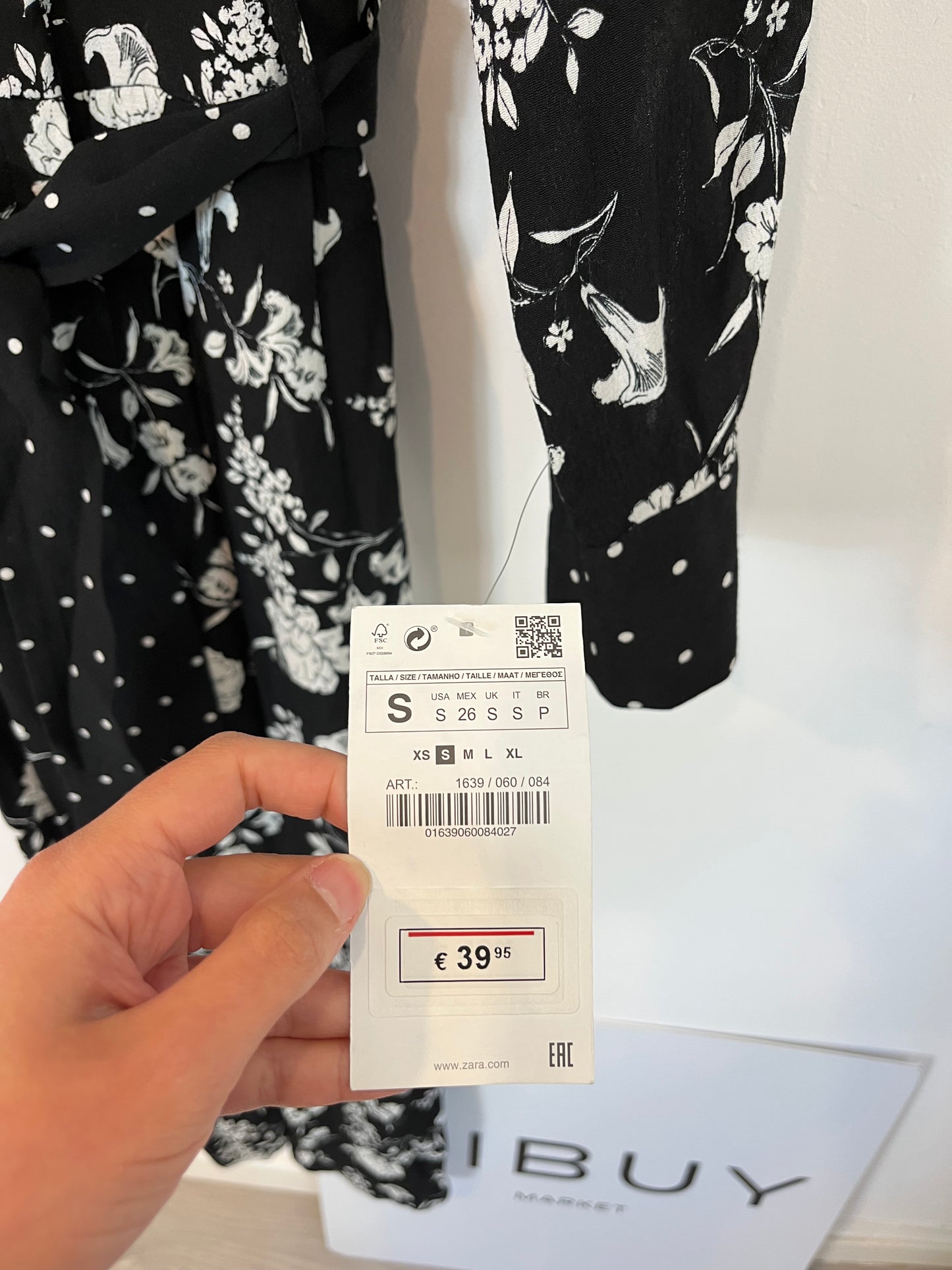 ZARA. Mono negro estampado flores. T S