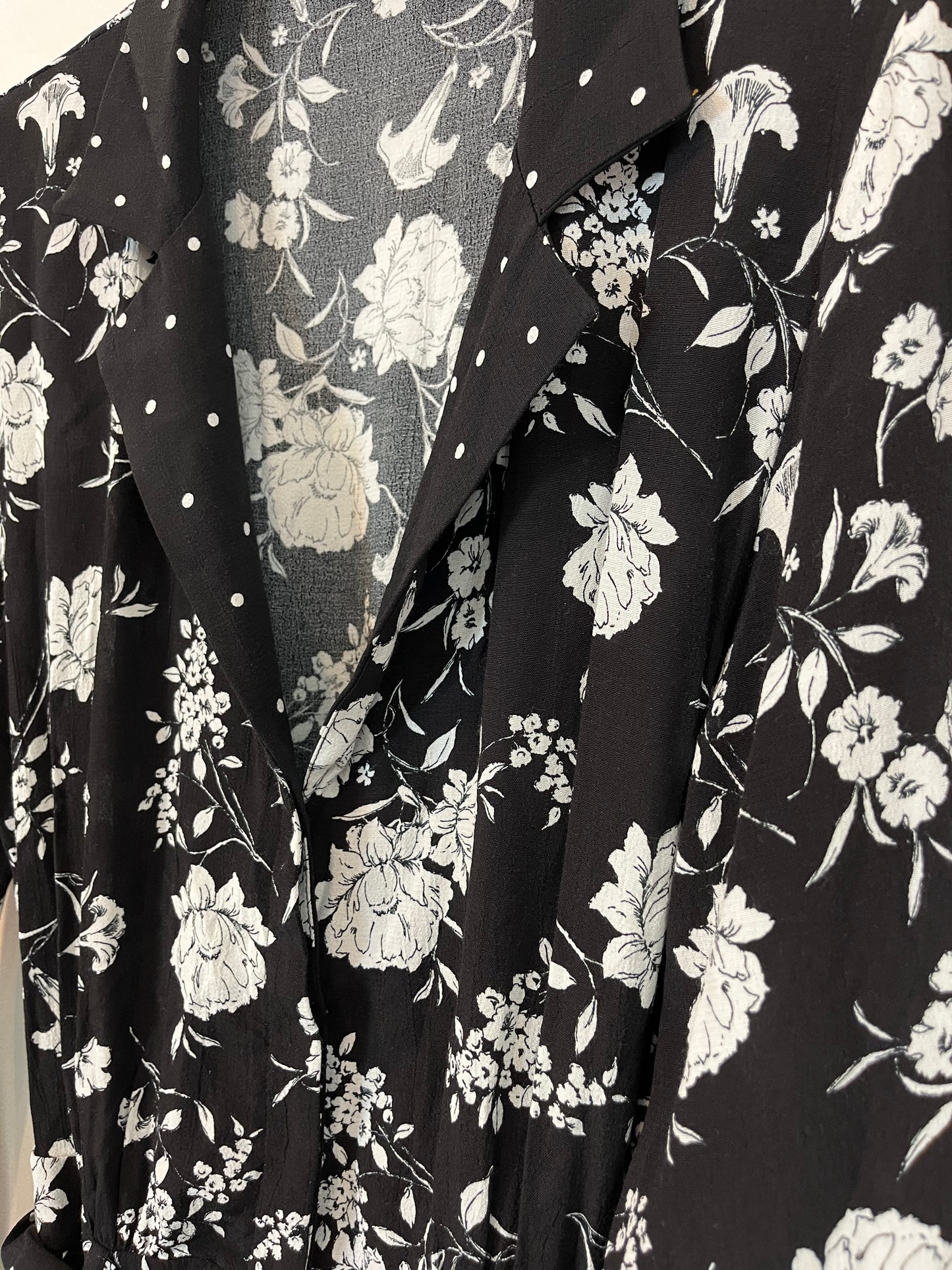 ZARA. Mono negro estampado flores. T S