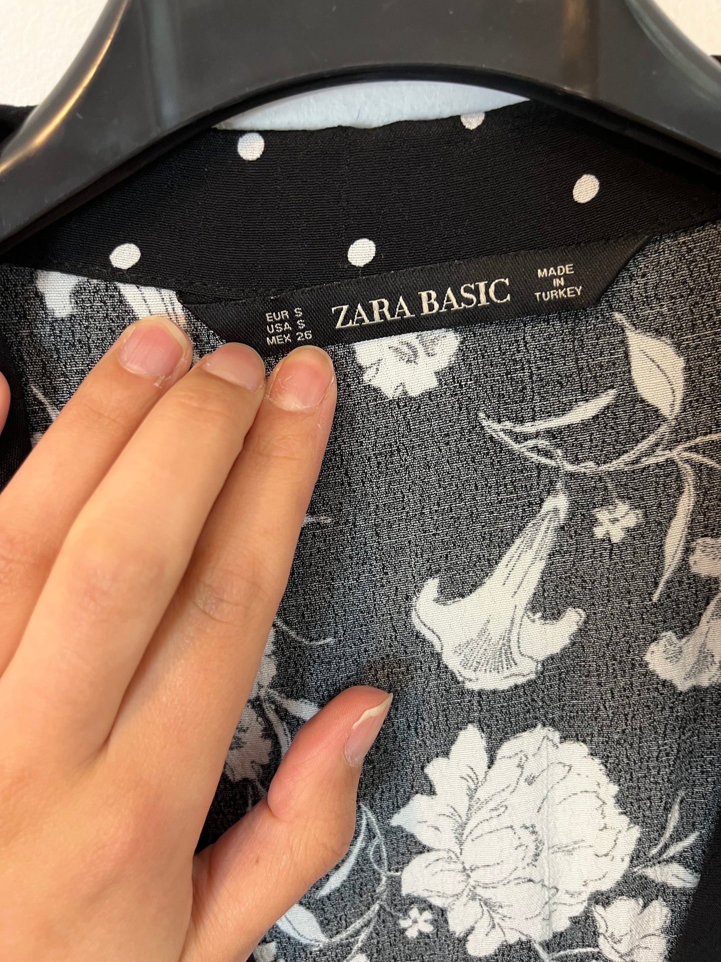 ZARA. Mono negro estampado flores. T S