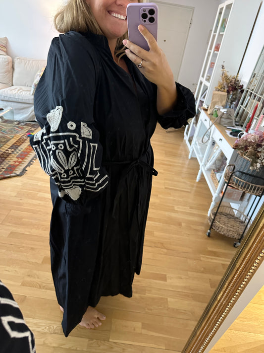 H&M. Vestido negro mangas bordadas T.xxl