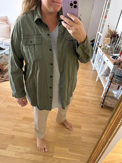 NEW LOOKS. Sobrecamisa verde denim T.52