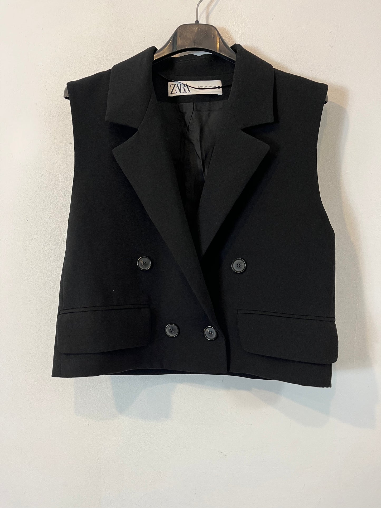 ZARA. Chaleco negro cruzado. T XS