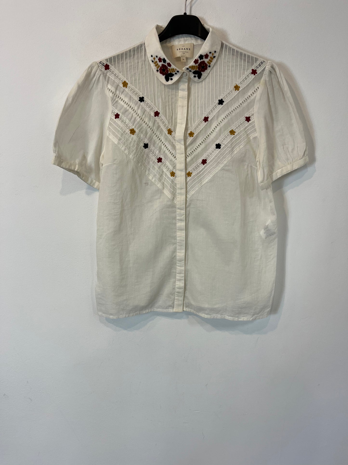 SÉZANE. Blusa blanca flores bordadas. T 38