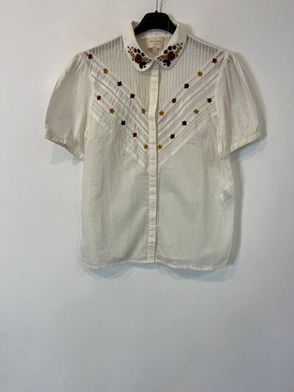 SÉZANE. Blusa blanca flores bordadas. T 38