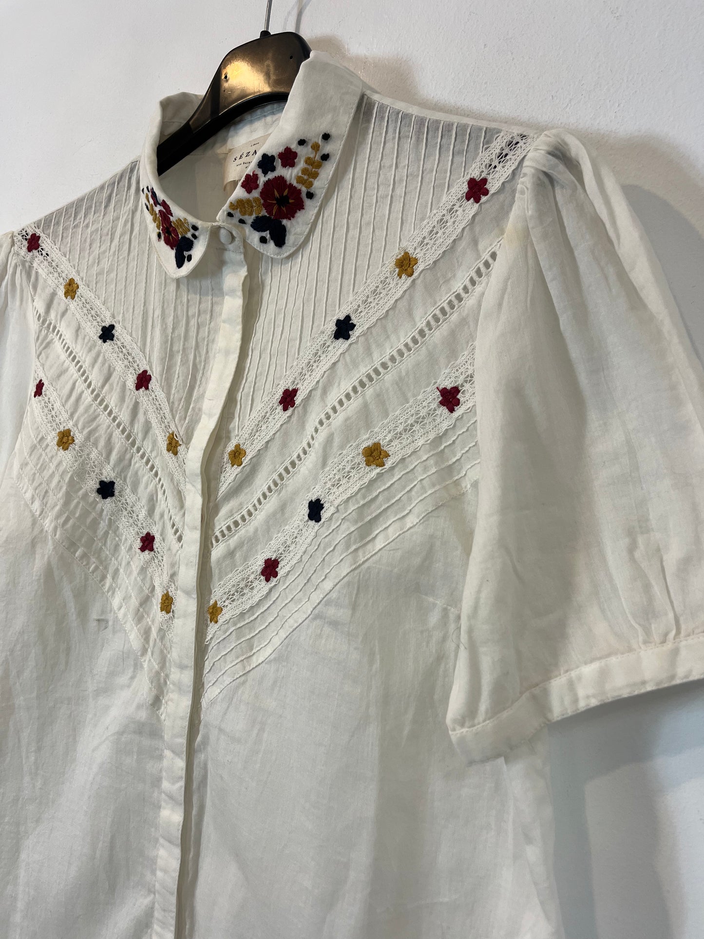 SÉZANE. Blusa blanca flores bordadas. T 38