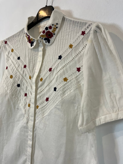SÉZANE. Blusa blanca flores bordadas. T 38