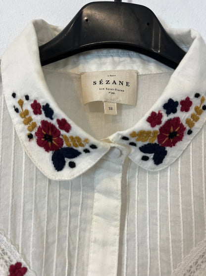SÉZANE. Blusa blanca flores bordadas. T 38