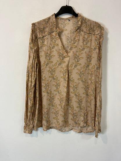 OTHERS. Beige blouse with honeycomb detail. TS