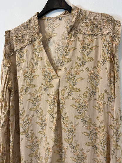 OTHERS. Beige blouse with honeycomb detail. TS