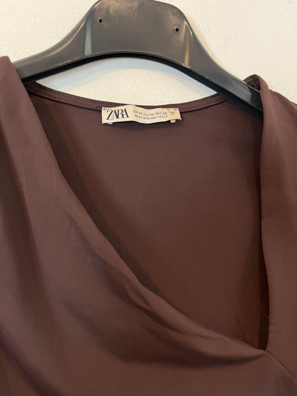 ZARA. Top marrón elástico fruncidos. T M