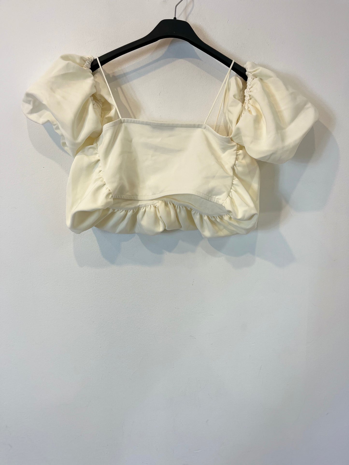 ZARA. croptop blanco abullonado  T.s