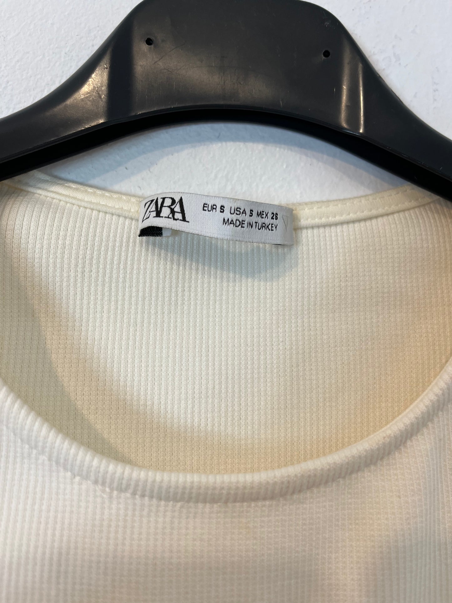 ZARA. top blanco flores T.s