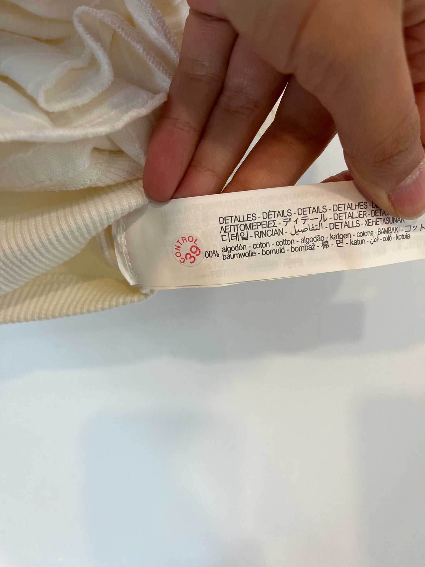 ZARA. top blanco flores T.s