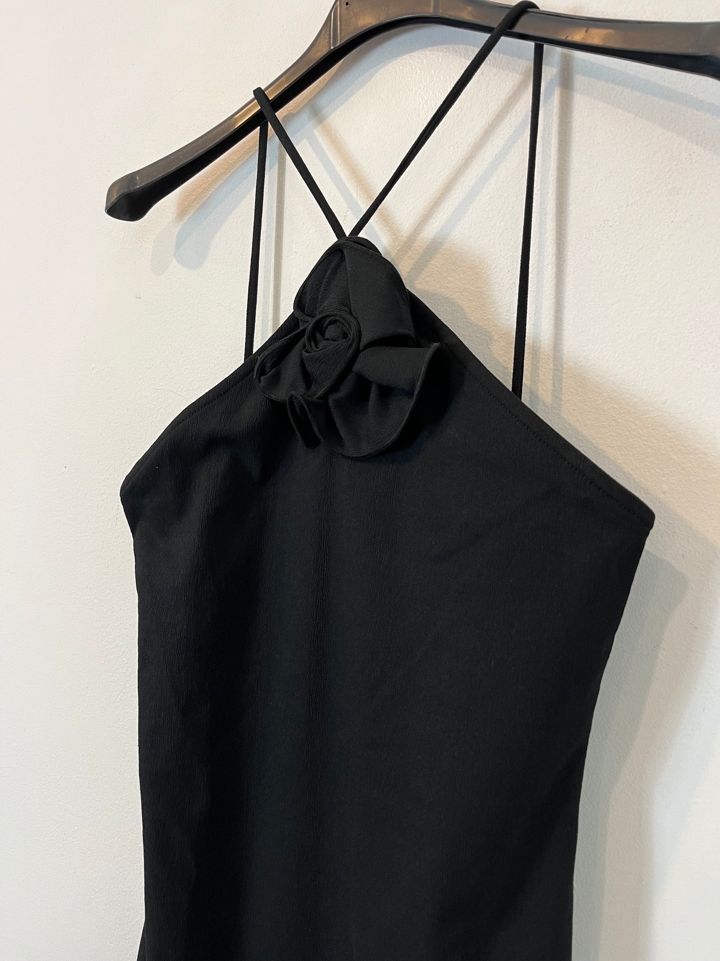 ZARA. Vestido negro flor T.m