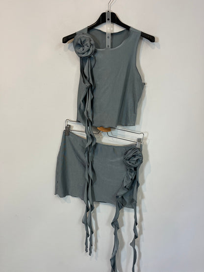OTRAS. Total look top y falda detalle flor T.m