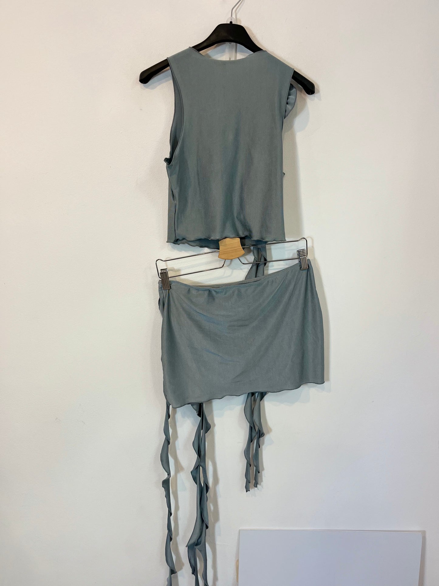 OTRAS. Total look top y falda detalle flor T.m