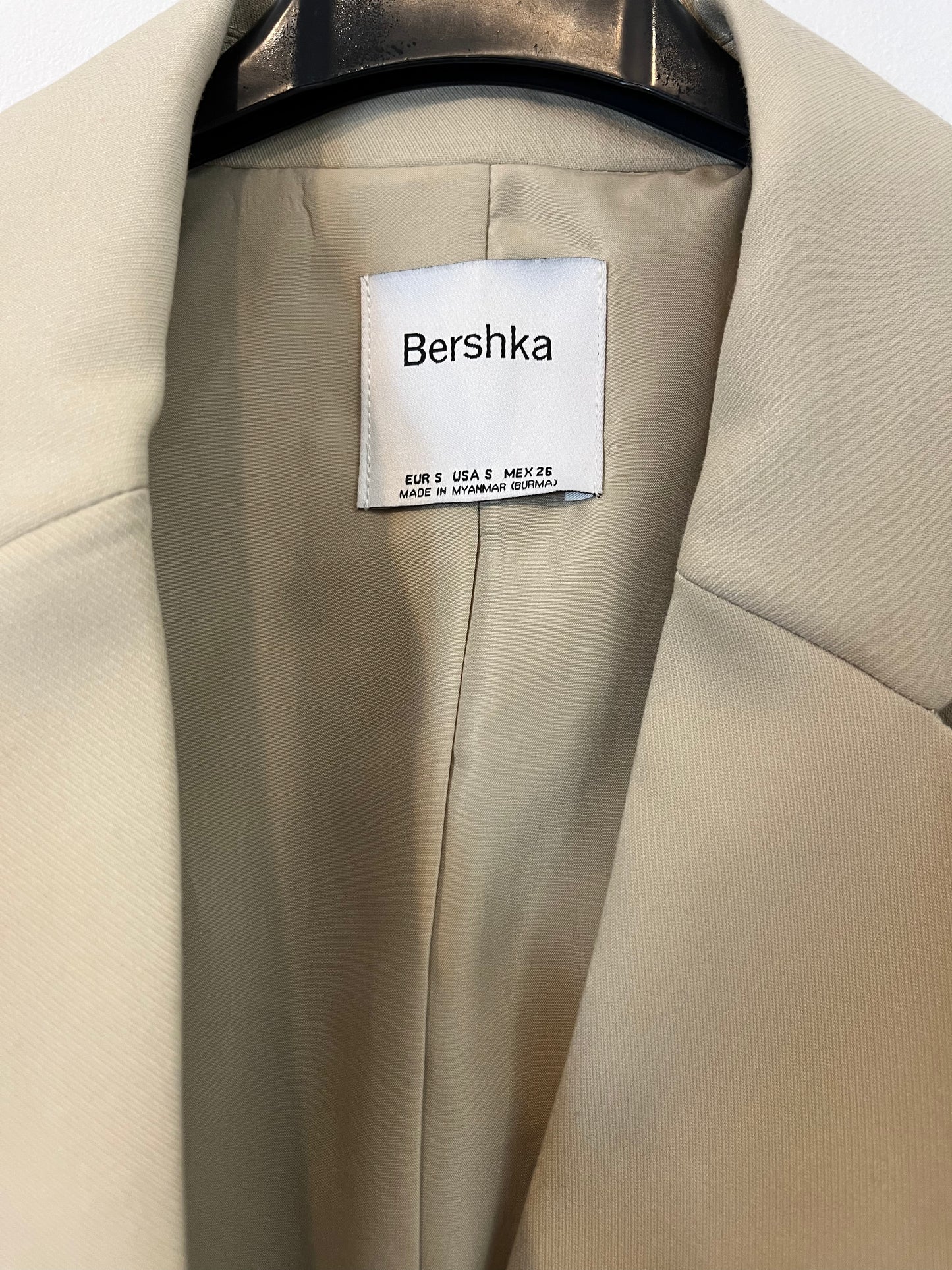 BERSHKA. Blazer corta beige T.s