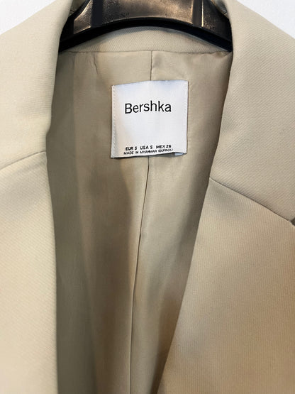 BERSHKA. Blazer corta beige T.s