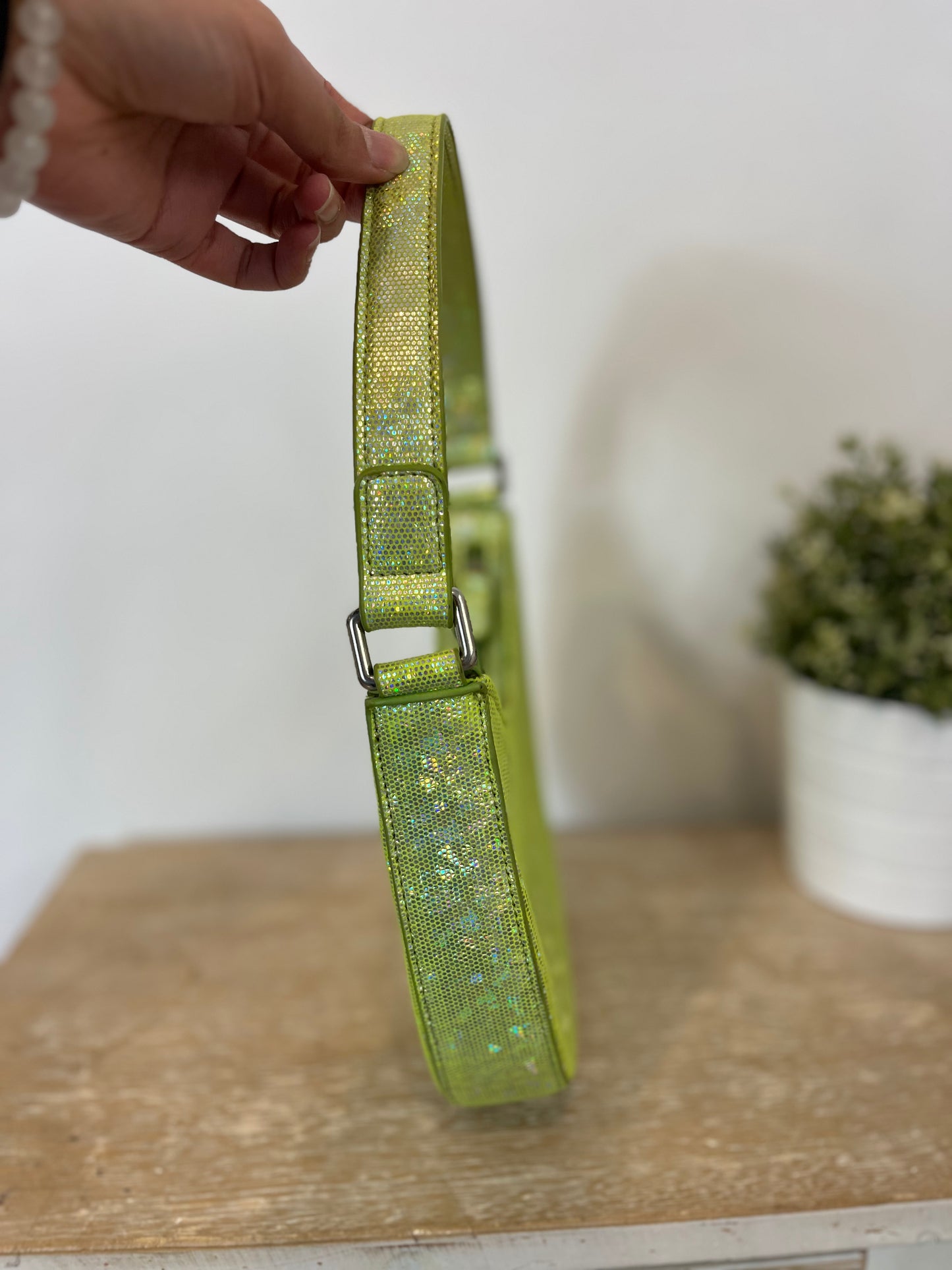 OTRAS. Bolso verde brillos