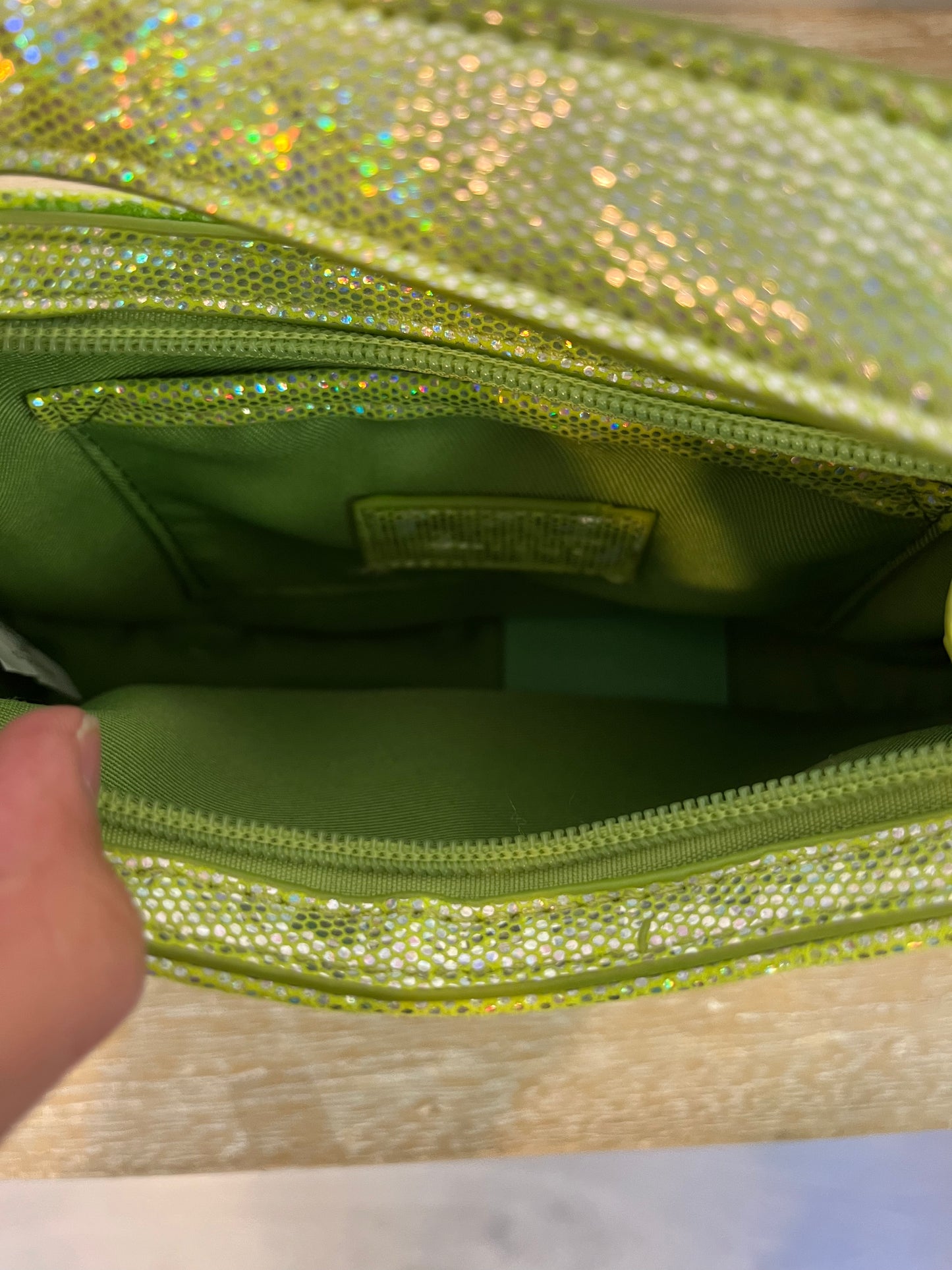 OTRAS. Bolso verde brillos