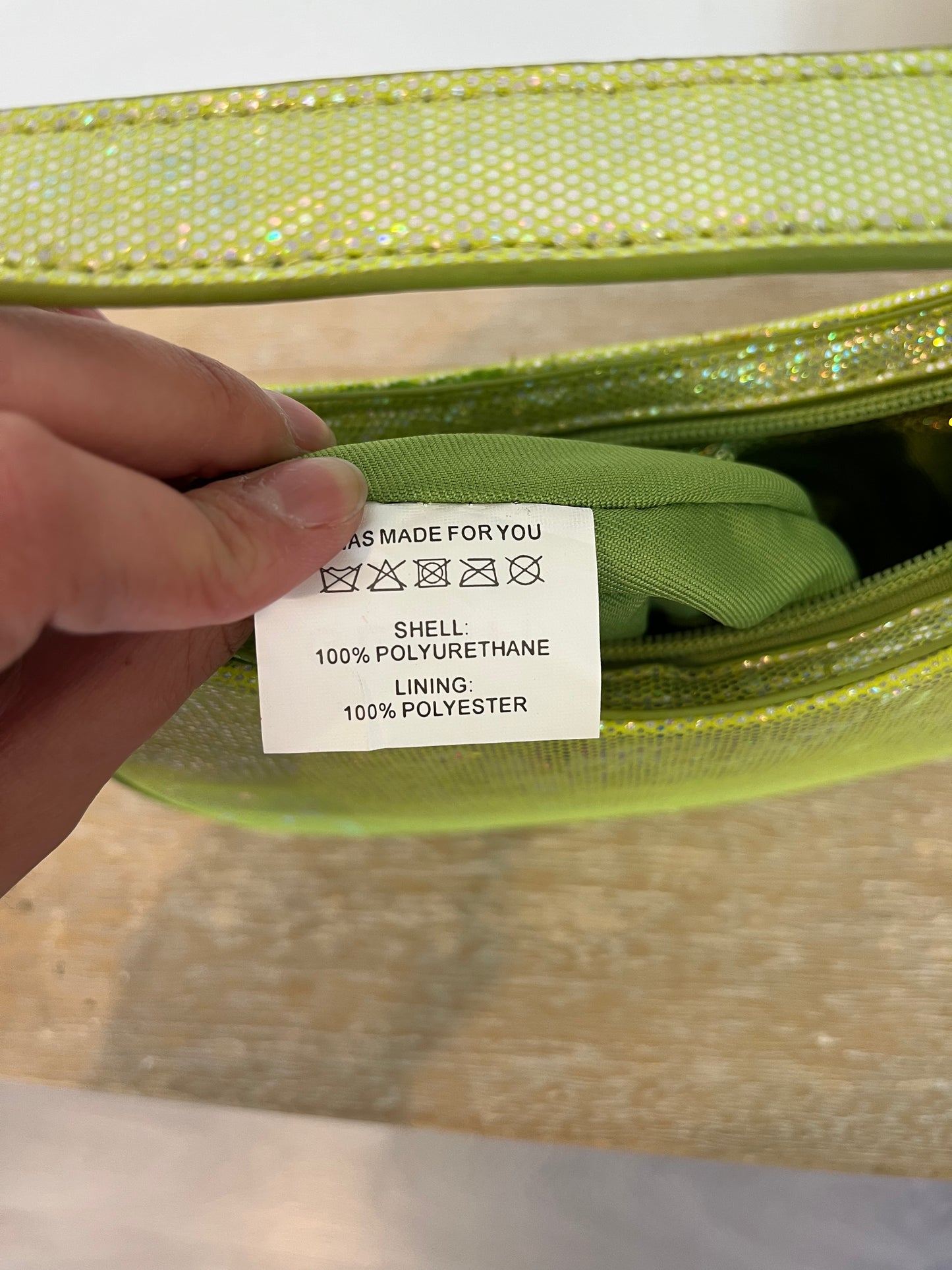 OTRAS. Bolso verde brillos