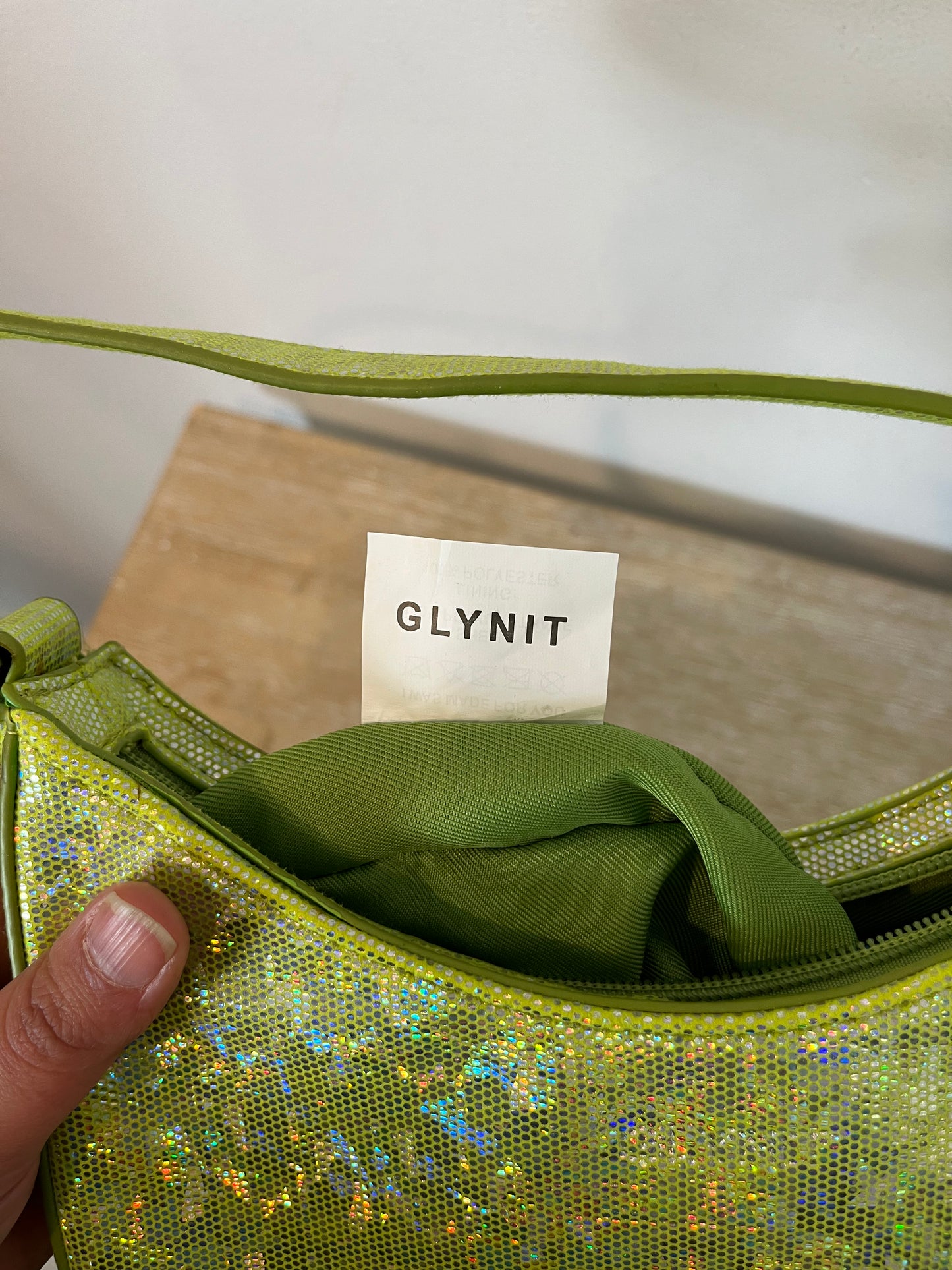 OTRAS. Bolso verde brillos