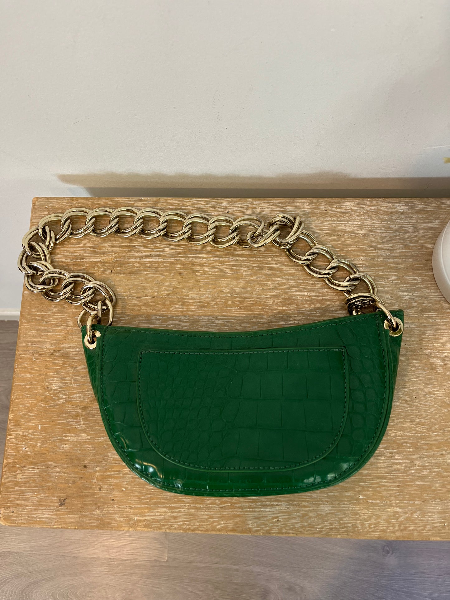 ZARA. Bolso verde cadena
