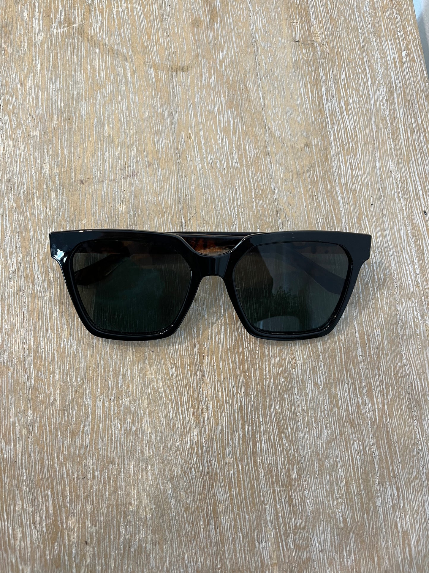 MELLER. Gafas de sol patilla nácar