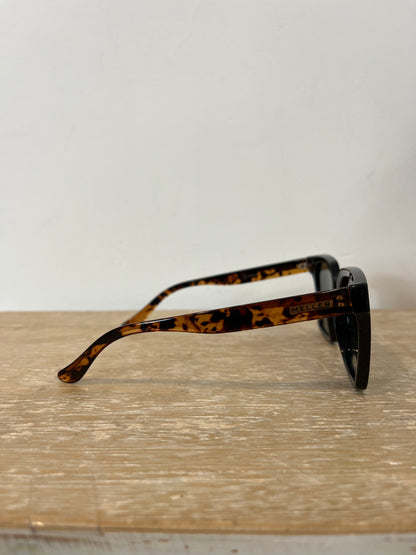 MELLER. Gafas de sol patilla nácar