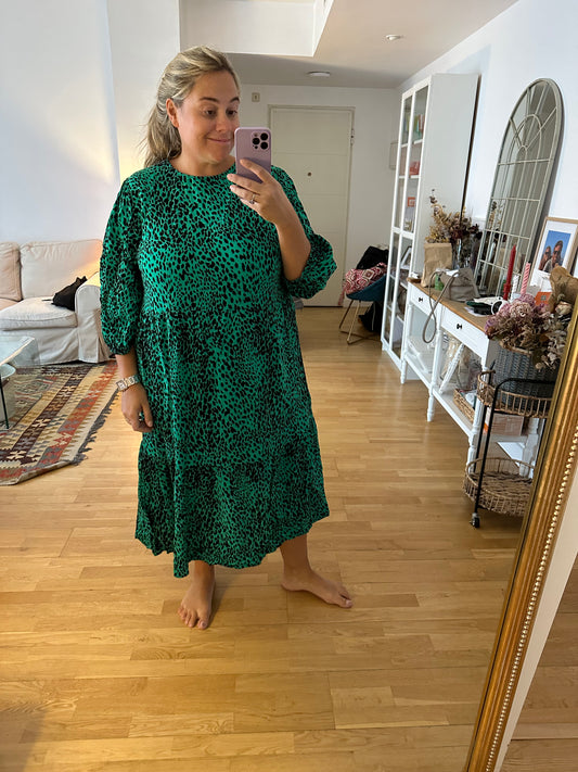 NEW LOOK CURVES. vestido print verde T.54