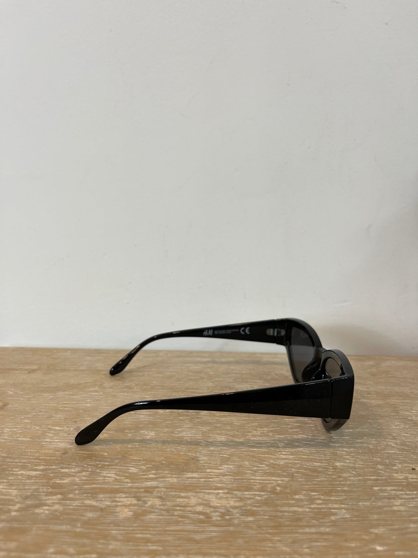 H&M. gafas de sol negras nacar