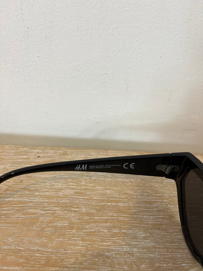 H&M. gafas de sol negras nacar